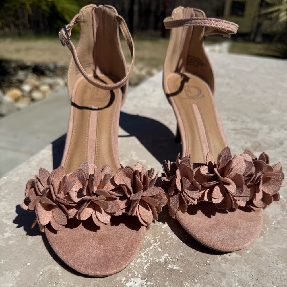 Elegant Floral Women's Sandals in Pink - Picture 14 of 16